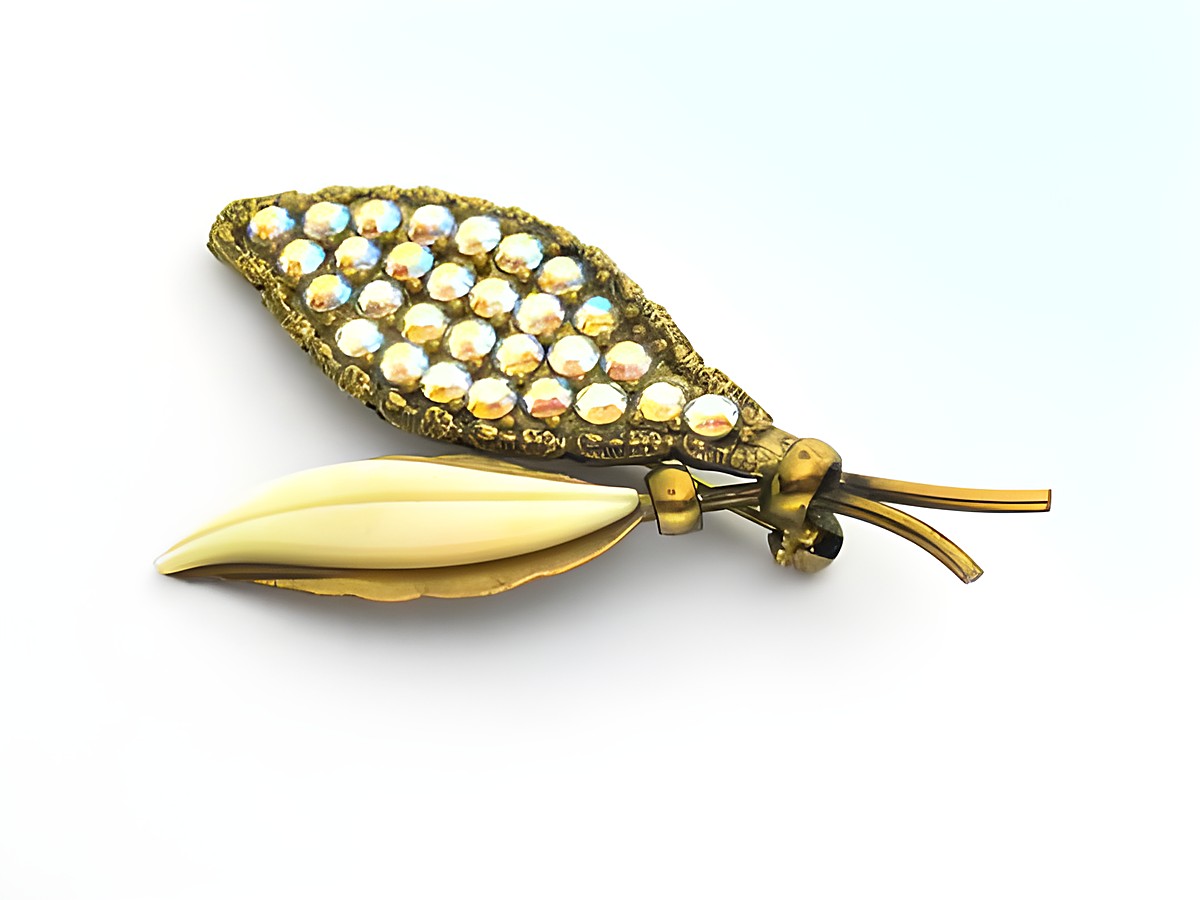 Damen Brosche - Wunderschön - weiß - NEU - retro, Hersteller: Juwelier Harnisch, Broschen - Modeschmuck, die Brosche zeigt ein blattförmiges Design mit funkelnden Strasssteinen.