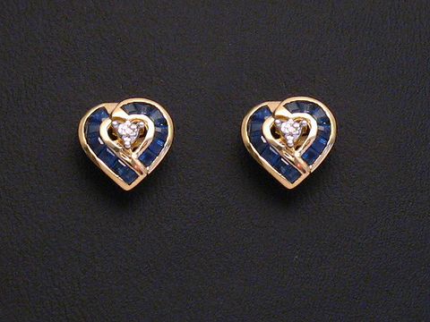 Ohrringe mit Safir und Diamant in Herzform, gefertigt aus Gold, von Juwelier Harnisch, mit Brillant und Diamant-Akzenten, elegant und stilvoll für besondere Anlässe.