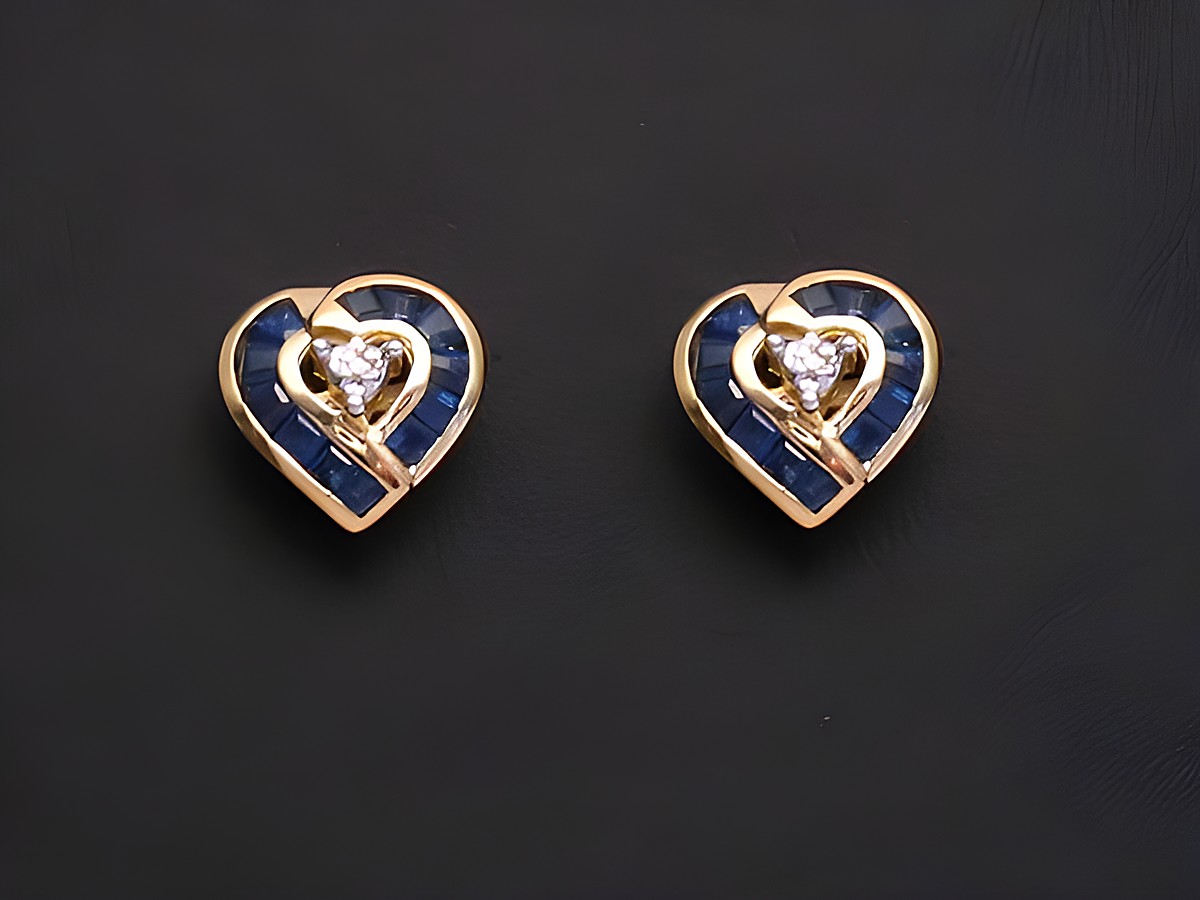 Ohrringe mit Safir und Diamant in Herzform, gefertigt aus Gold, von Juwelier Harnisch, mit Brillant und Diamant-Akzenten, elegant und stilvoll für besondere Anlässe.