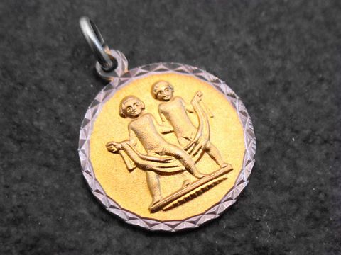 Anhänger mit dem Sternzeichen Zwillinge, aus Gold und Silber, hergestellt von Juwelier Harnisch. Zeigt zwei stilisierte Figuren, die harmonisch miteinander verbunden sind.