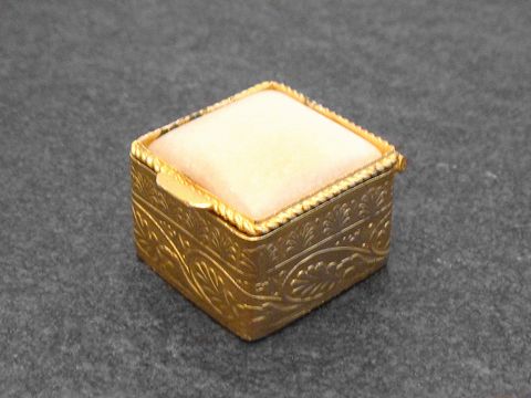 Multifunktionale Dose in quadratischer Form aus goldenem Metall mit filigranen Verzierungen und einem hellen Achat Stein auf dem Deckel, Hersteller Juwelier Harnisch.
