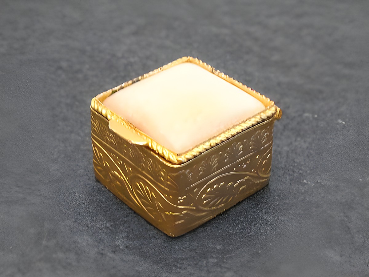 Multifunktionale Dose in quadratischer Form aus goldenem Metall mit filigranen Verzierungen und einem hellen Achat Stein auf dem Deckel, Hersteller Juwelier Harnisch.