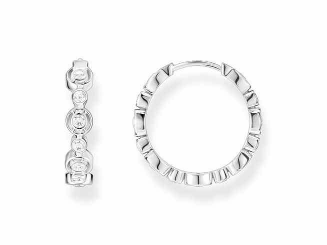 Schlichte und elegante Thomas Sabo Creolen aus Silber mit funkelnden weißen Zirkonia, ideal für den täglichen Gebrauch oder besondere Anlässe.