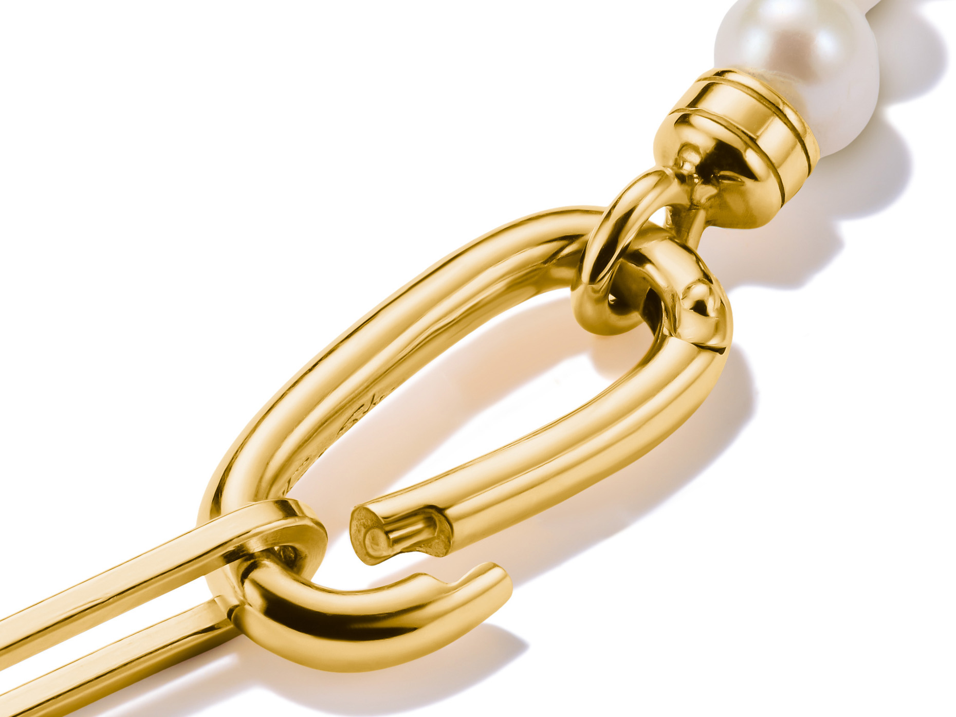 Silberner und vergoldeter Connect Link von Thomas Sabo, verziert mit einer eleganten Perle, ideal zum Öffnen, Verlängern und Verbinden von Charms im Charm Club.