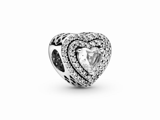 Charm von Pandora in Form eines herzförmigen Anhängers aus Silber, verziert mit funkelnenden Zirkonia-Steinen und einem zentralen Herz, ideal als Geschenk zum Valentinstag.