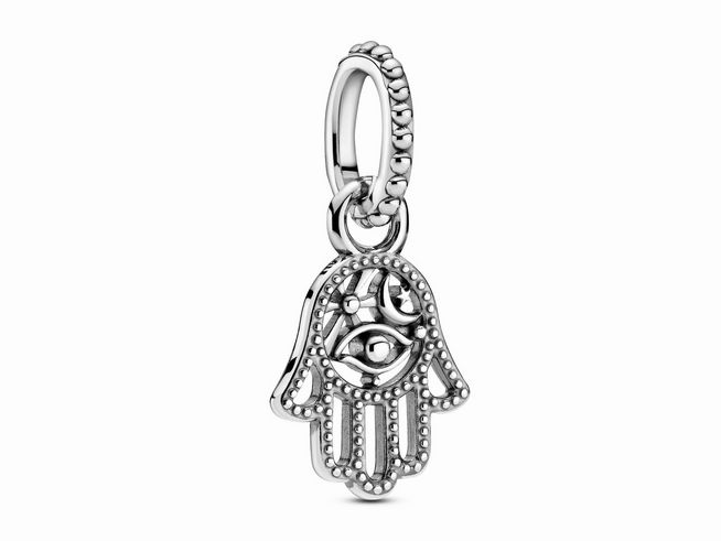 799144000-0 Schützender Hamsa Hand Charm aus Silber von Pandora, detailreich mit einem Auge gestaltet, perfekt als Anhänger für Schmuckstücke, elegantes Design und symbolische Bedeutung.