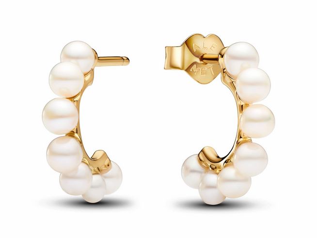Offene Creolen von Pandora aus vergoldetem Material mit weißen Zuchtperlen, elegant und zeitlos, ideal für besonderen Anlass oder Alltag. Ein stilvolles Accessoire für jedes Outfit.