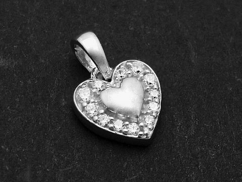 Silber Anhänger in Herzform, rhodiniert und funkelnd, umgeben von Zirkonia. Hersteller: Juwelier Harnisch, Perlen & Steine. Ideal für romantische Anlässe.