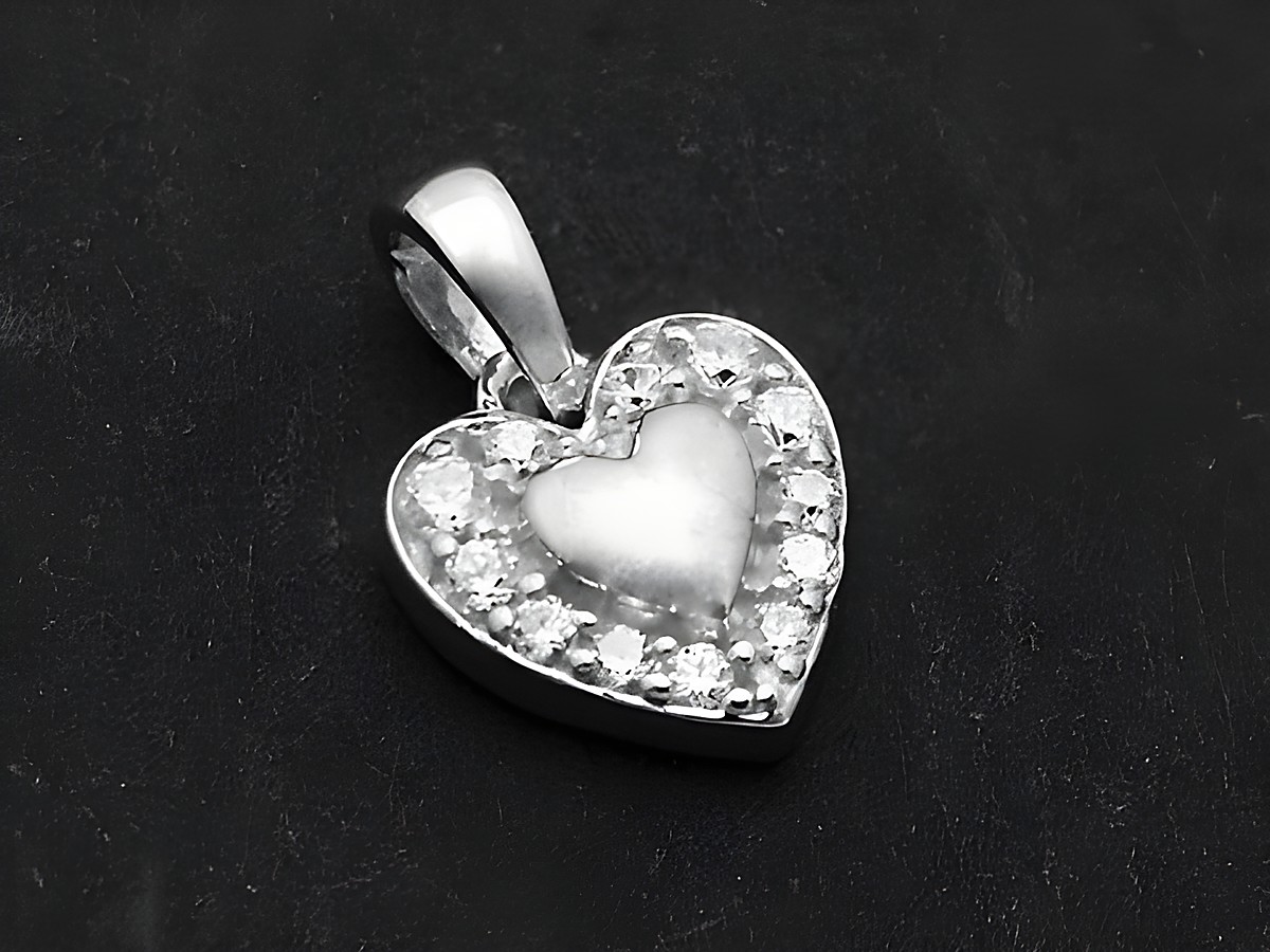 Silber Anhänger in Herzform, rhodiniert und funkelnd, umgeben von Zirkonia. Hersteller: Juwelier Harnisch, Perlen & Steine. Ideal für romantische Anlässe.