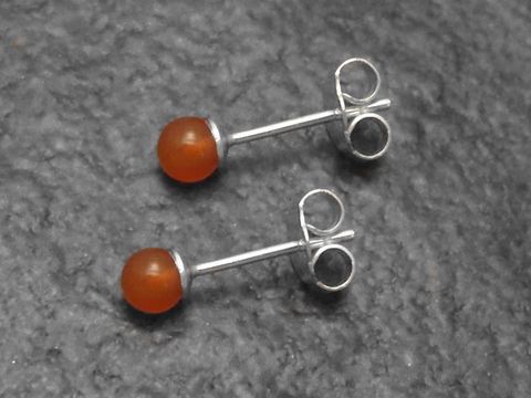 Silber Ohrring aus echtem Silber mit einem echten Stein aus Karneol, Kugelgröße 4mm, hergestellt vom Juwelier Harnisch, in einem eleganten Design.