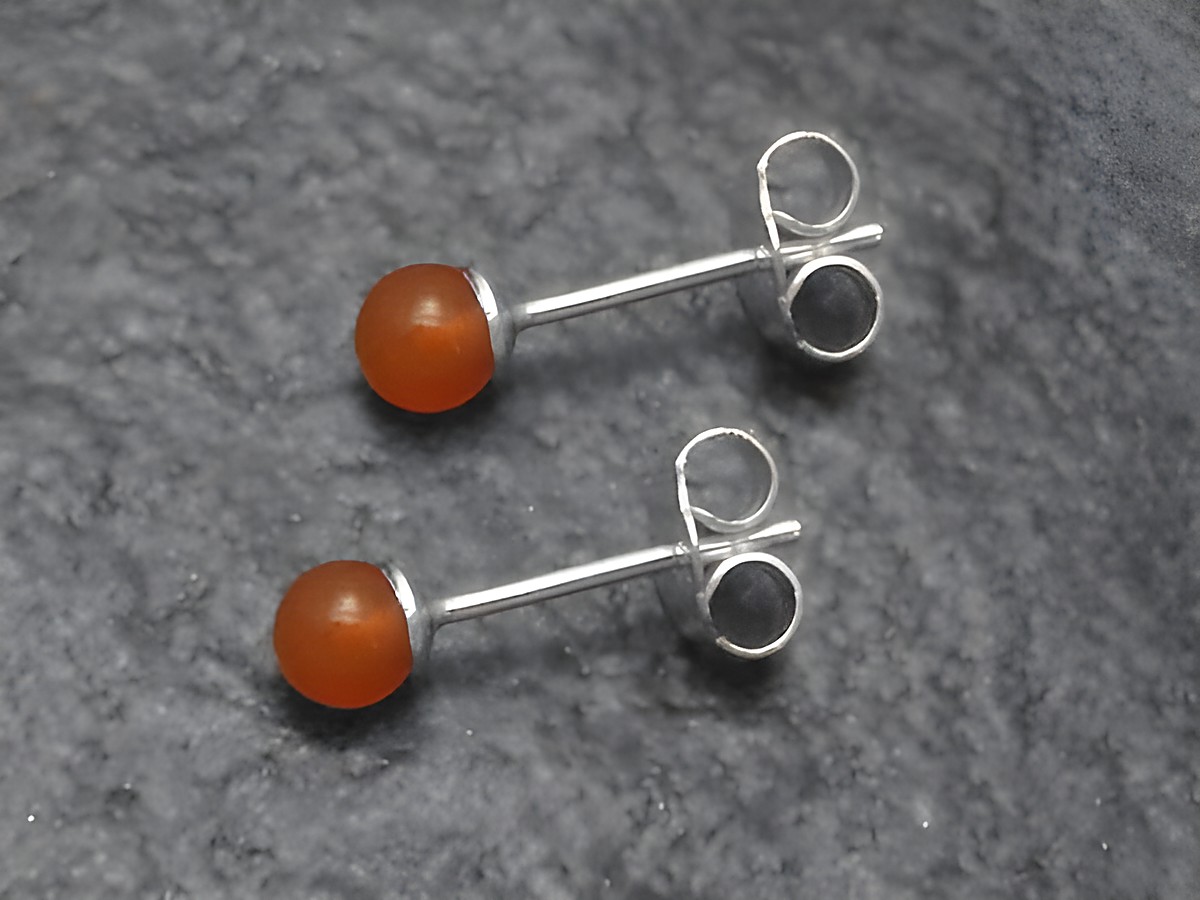 Silber Ohrring aus echtem Silber mit einem echten Stein aus Karneol, Kugelgröße 4mm, hergestellt vom Juwelier Harnisch, in einem eleganten Design.
