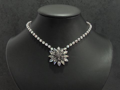 Strass Collier Kette Hingucker in bunt-schimmer 38 cm, mit silberfarbener Fassung, Hersteller Juwelier Harnisch, funkelt mit einem auffälligen Blumenelement als zentralem Schmuckstück.