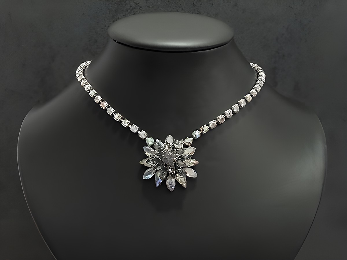 Strass Collier Kette Hingucker in bunt-schimmer 38 cm, mit silberfarbener Fassung, Hersteller Juwelier Harnisch, funkelt mit einem auffälligen Blumenelement als zentralem Schmuckstück.