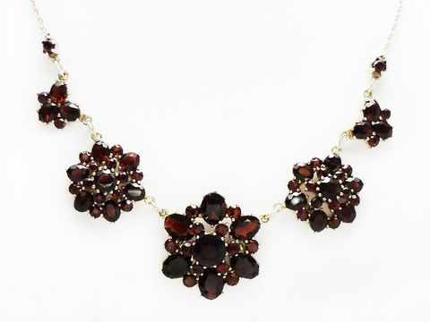 Granat Collier Kette 45 cm aus Silber vergoldet, mit drei blütenförmigen Anhängern aus Granatschmuck, hergestellt von Juwelier Harnisch. Elegantes Schmuckstück für besondere Anlässe.