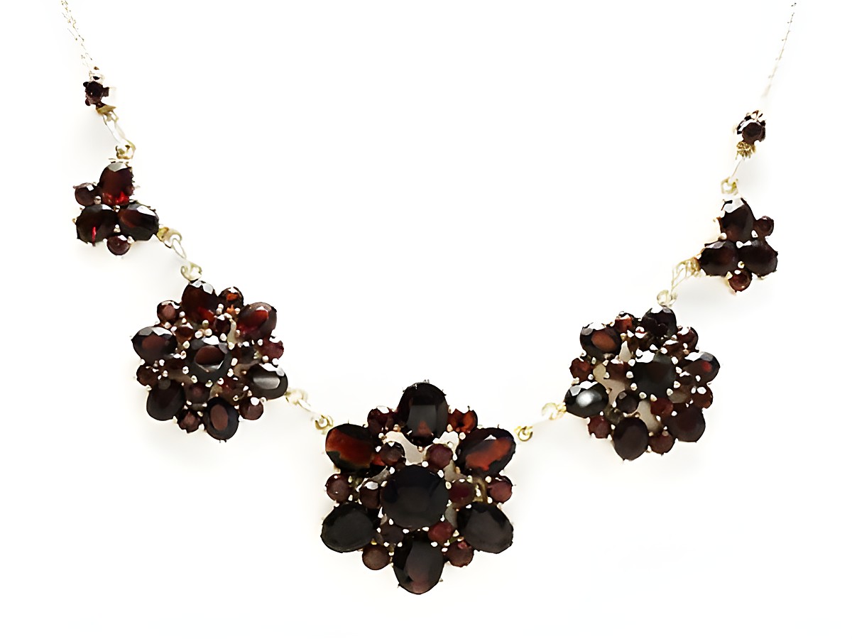 Granat Collier Kette 45 cm aus Silber vergoldet, mit drei blütenförmigen Anhängern aus Granatschmuck, hergestellt von Juwelier Harnisch. Elegantes Schmuckstück für besondere Anlässe.
