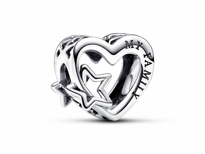 792829000-0 Offen gearbeitetes Charm aus Sterling Silber von Pandora in Herzform mit dem Text "My Family" und einem kleinen Stern. Ideal für persönliche Schmuckkollektionen.