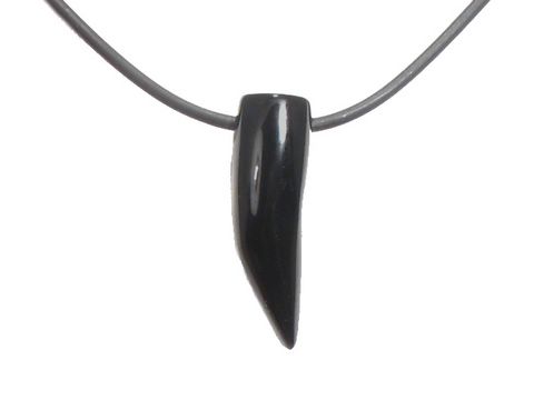 Onyx Zahn Anhänger in schwarzer Farbe, eingehängt an einer 100 cm langen Lederkette, hergestellt von Juwelier Harnisch, mit edelsteinähnlichem Glanz.