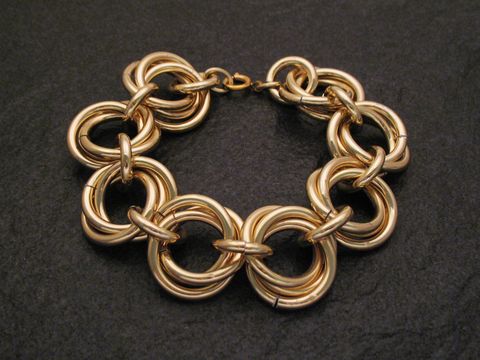 Goldfarbenes Armband aus Modeschmuck mit runden Elementen, Hersteller Juwelier Harnisch, elegant und lässig, ideal für den täglichen Gebrauch oder besondere Anlässe.