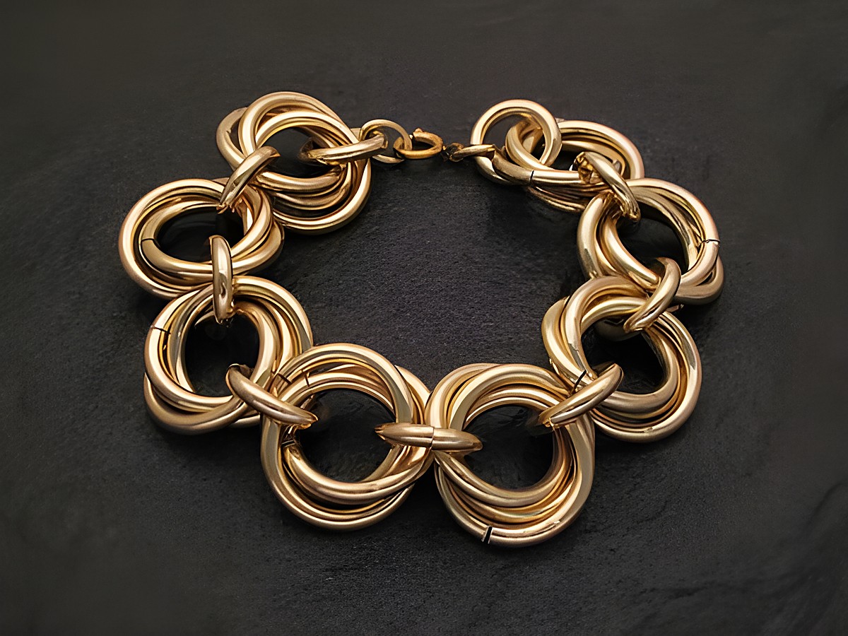 Goldfarbenes Armband aus Modeschmuck mit runden Elementen, Hersteller Juwelier Harnisch, elegant und lässig, ideal für den täglichen Gebrauch oder besondere Anlässe.