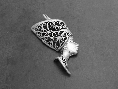 Nofretete Anhänger aus 925 Sterling Silber, 5 cm groß, detailreich gearbeitet mit filigranen Mustern, inspiriert von der berühmten ägyptischen Königin, hergestellt von Juwelier Harnisch in Ägypten.