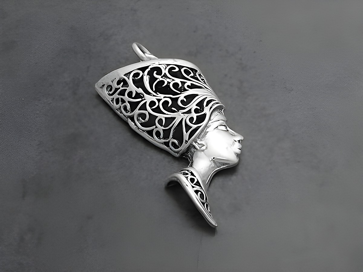 Nofretete Anhänger aus 925 Sterling Silber, 5 cm groß, detailreich gearbeitet mit filigranen Mustern, inspiriert von der berühmten ägyptischen Königin, hergestellt von Juwelier Harnisch in Ägypten.