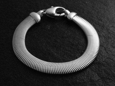 Silberarmband extravagant 19 cm Schlangenkette flach, Hersteller Juwelier Harnisch, ohne Stein, glänzende Oberfläche, modernes Design, ideal für besondere Anlässe.