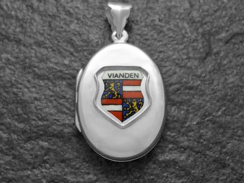 Ein silbernes Medaillon mit dem Stadtwappen von Vianden in Luxemburg, gefertigt von Juwelier Harnisch, zeigt das Wappen farblich und detailliert im Inneren des Medaillons.