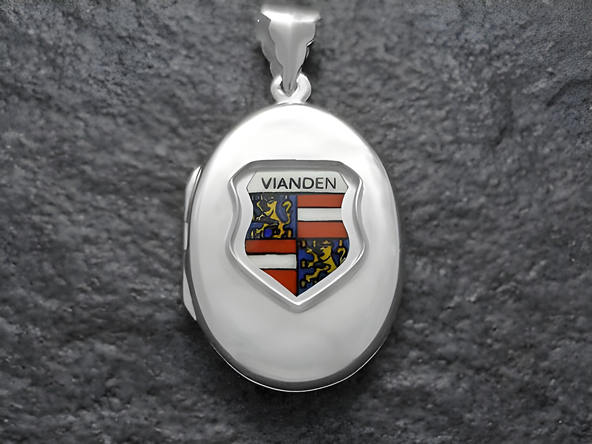 Ein silbernes Medaillon mit dem Stadtwappen von Vianden in Luxemburg, gefertigt von Juwelier Harnisch, zeigt das Wappen farblich und detailliert im Inneren des Medaillons.