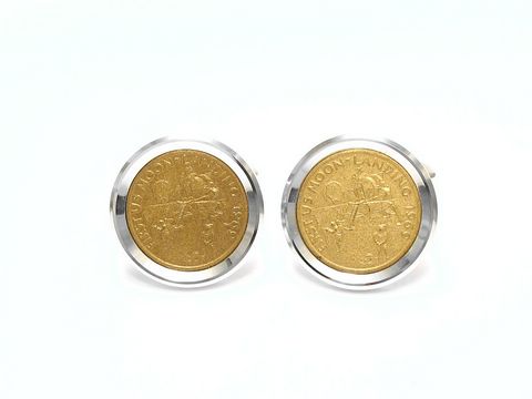 Manschettenknöpfe in Münzoptik, silberfarben mit goldenen Einsätzen, thematisiert die Mondlandung 1969, Hersteller Juwelier Harnisch, stilvolles Accessoire für besondere Anlässe.