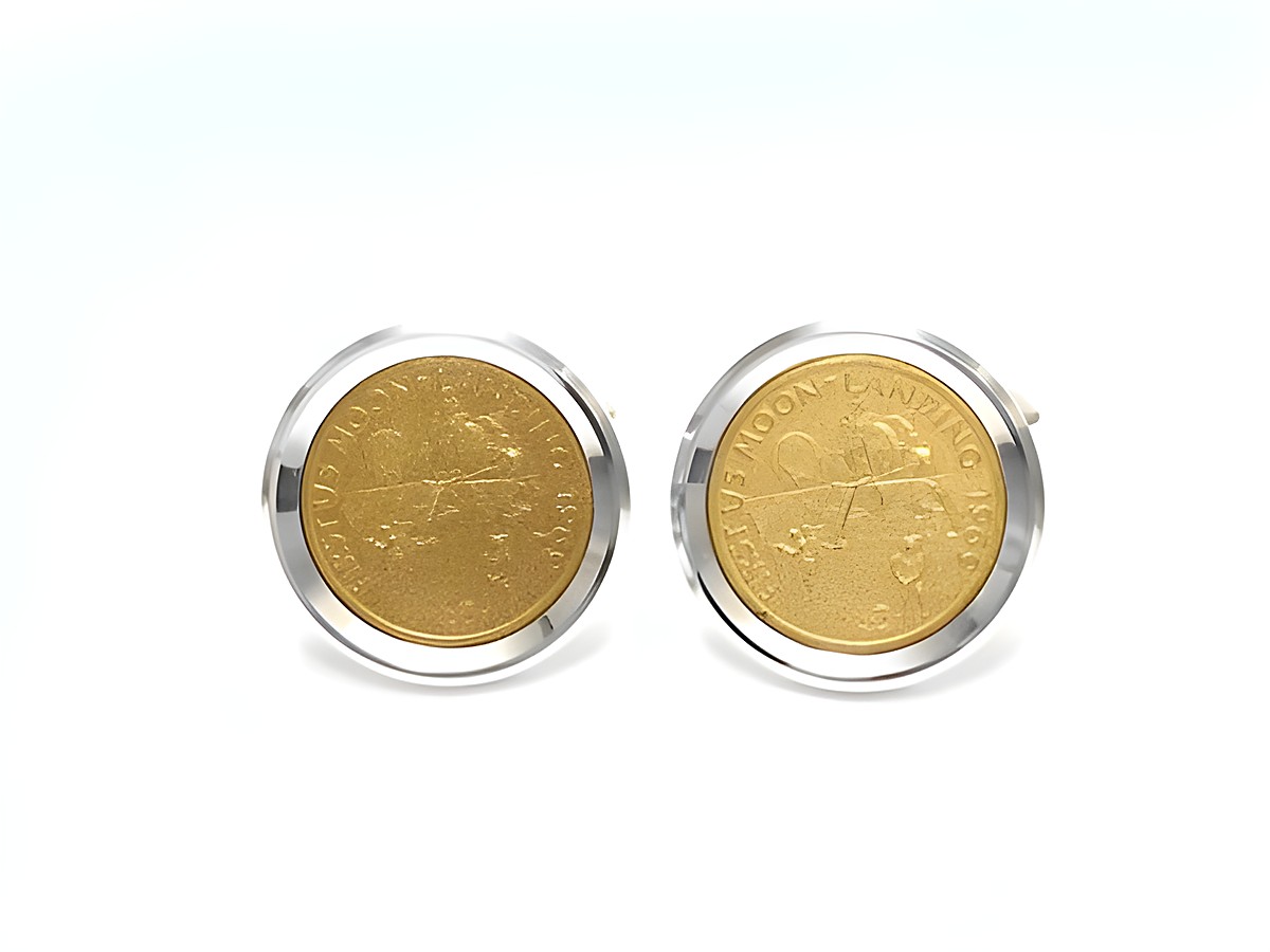 Manschettenknöpfe in Münzoptik, silberfarben mit goldenen Einsätzen, thematisiert die Mondlandung 1969, Hersteller Juwelier Harnisch, stilvolles Accessoire für besondere Anlässe.