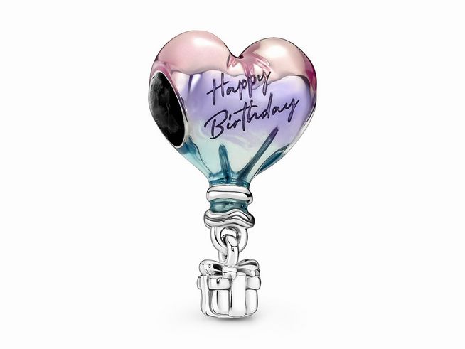 Ein farbiger Heißluftballon in Herzform aus Sterling Silber und Emaille mit der Aufschrift Happy Birthday und einem kleinen Geschenkbundle darunter, ideal als charm für Geburtstagsgeschenke.
