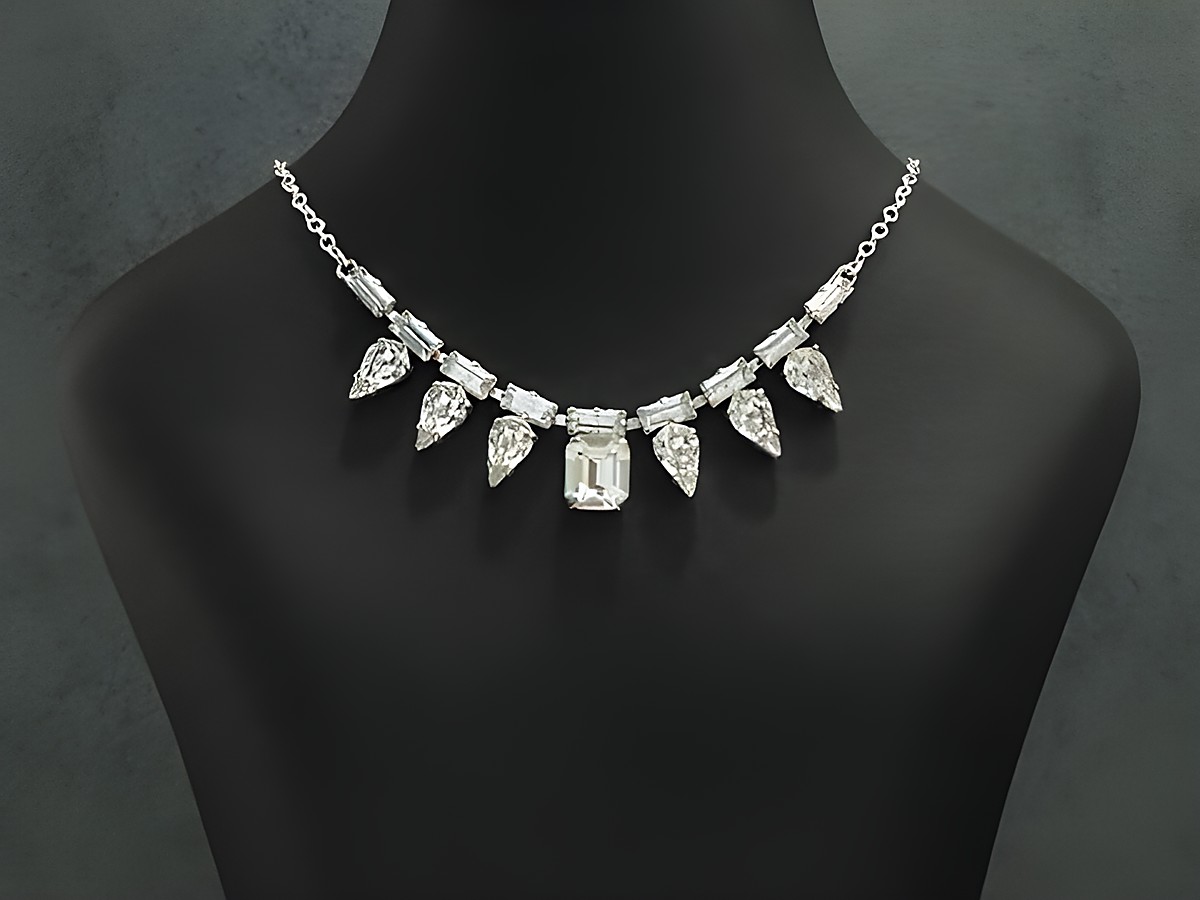 Strass Collier Kette zeitlos in weiß von Juwelier Harnisch, gefertigt aus Sterling Silber, mit einer Länge von 38-45 cm, elegant funkeln die Strasssteine in verschiedenen Formen.