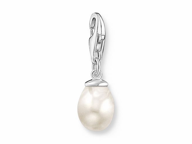 Charm-Anhänger von Thomas Sabo aus Silber mit einer Zuchtperle in Weiß, elegantes Design, ideal zum Ergänzen von Schmuckstücken, Neuheit der Kollektion.
