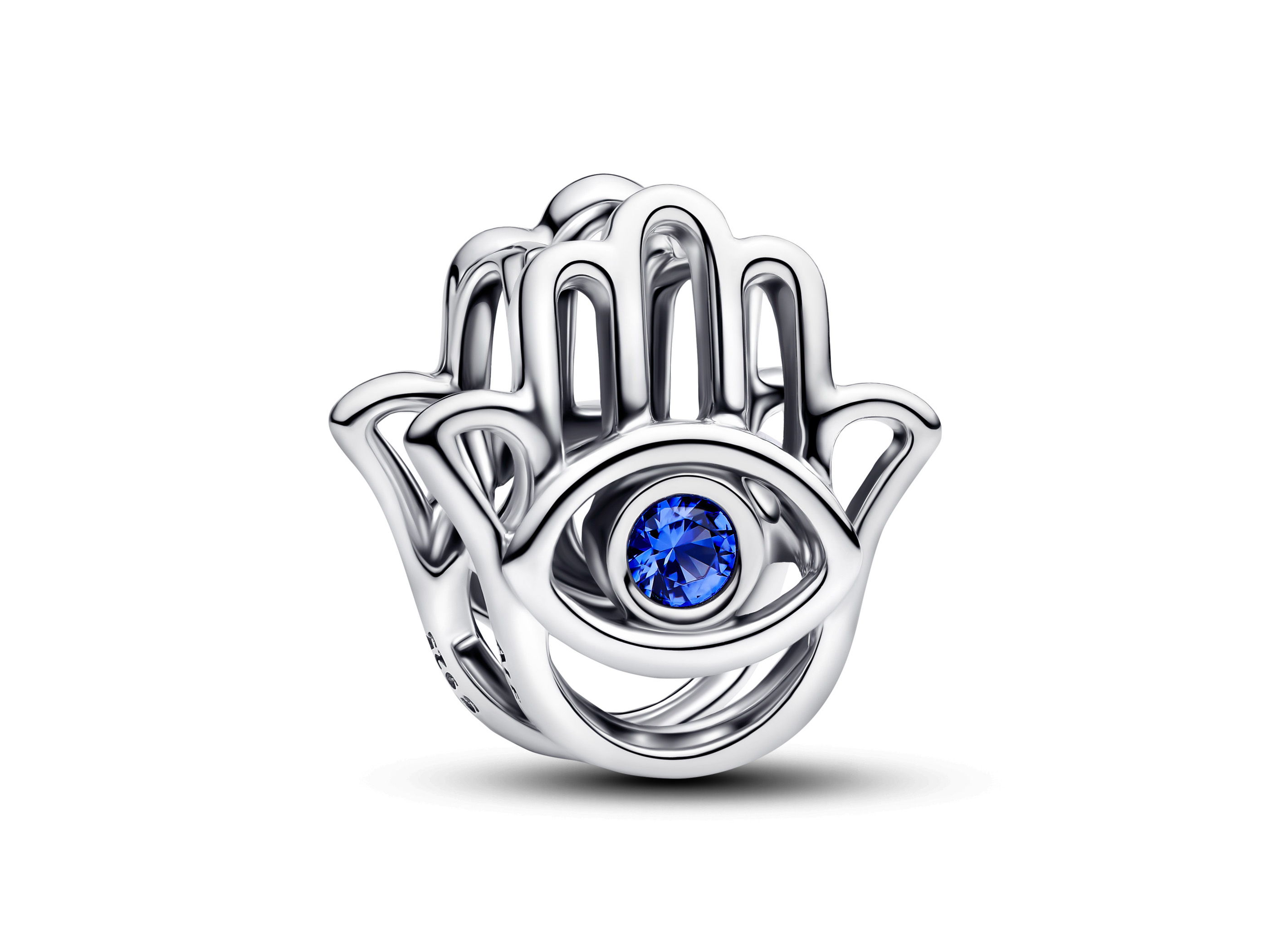 Sterling Silber Charm in Form einer Hand der Fatima mit einem blauen Kristall in der Mitte, kunstvoll ausgearbeitet und glanzvoll, ideal für sammelbare Schmuckstücke.
