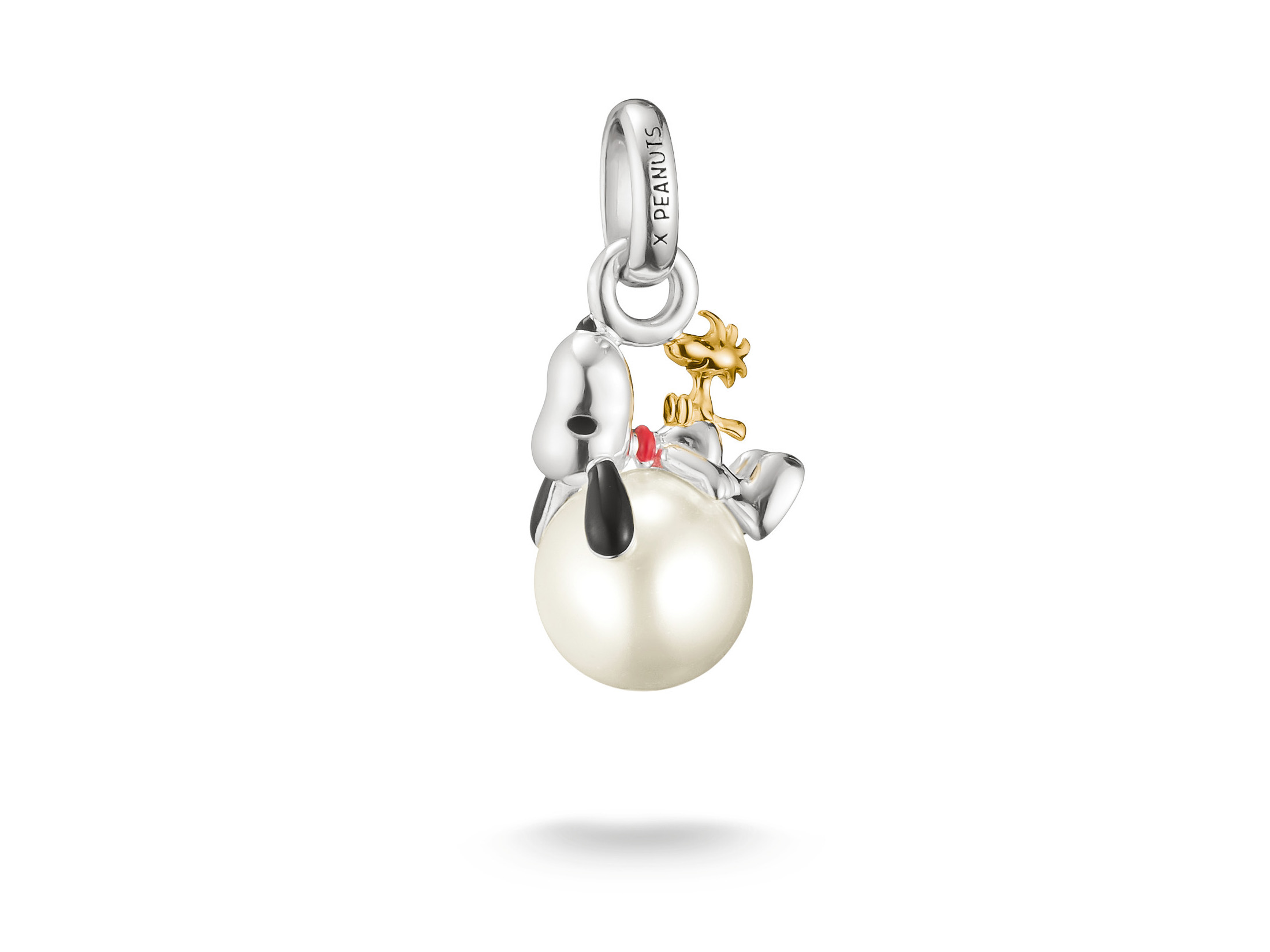 Charm mit Snoopy und Woodstock in Weihnachtsausführung, aus Silber und mit einer weißen Perle, ideal für die Sammlung von Thomas Sabo oder Pandora. Neuheit für Peanuts-Fans.