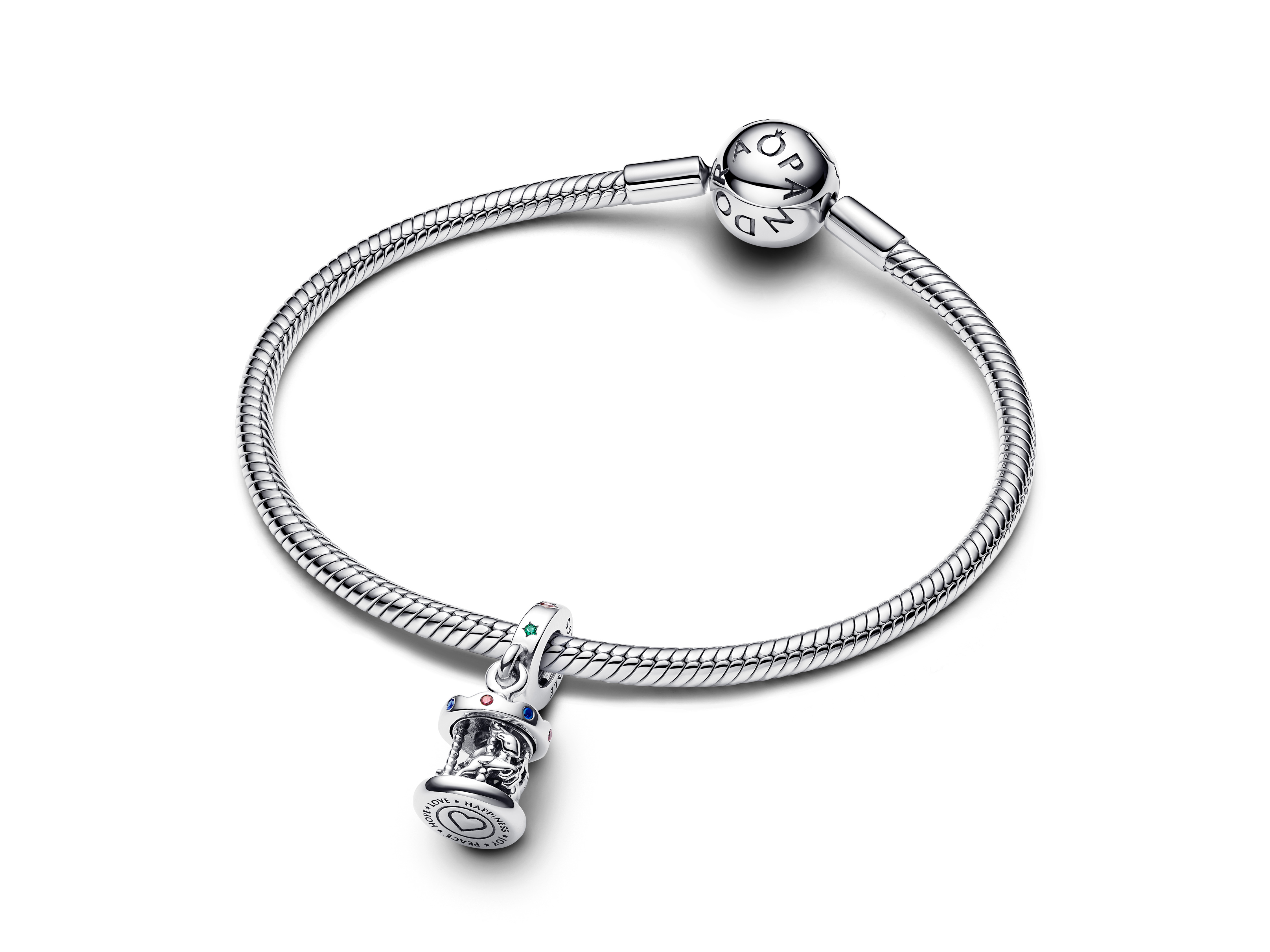 Beweglicher Karussell-Anhänger aus Silber mit glitzerndem rotem und grünem Email von Pandora, angebracht an einem feinen Silberarmband, ideal für stilvolle Akzente.