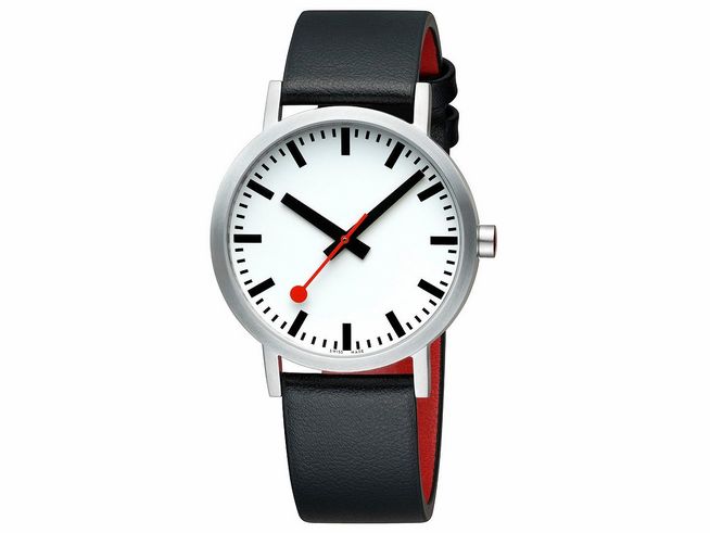 Mondaine Uhr Classic A660.30360.16OMV 40 mm mit schlichter weißer Ziffernblattgestaltung, schwarzen Stunden- und Minutenzeigern sowie rotem Sekundenzeiger und schwarzem Lederarmband mit rotem Innenfutter.