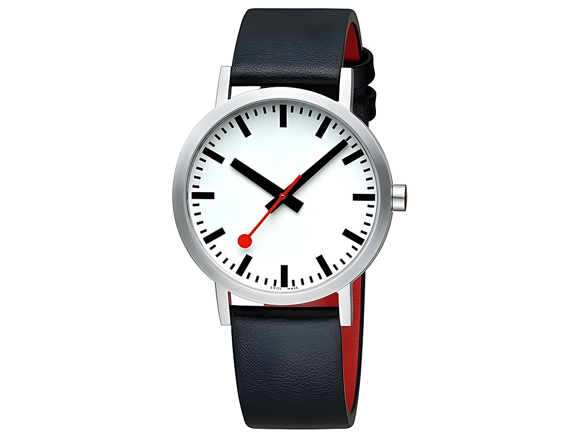 Mondaine Uhr Classic A660.30360.16OMV 40 mm mit schlichter weißer Ziffernblattgestaltung, schwarzen Stunden- und Minutenzeigern sowie rotem Sekundenzeiger und schwarzem Lederarmband mit rotem Innenfutter.