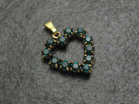 Grüner Strass Anhänger Sexy City Look in Herzform vom Hersteller Juwelier Harnisch, verziert mit funkelnden Herzen und goldfarbener Öse, ideal für eleganten Schmuck.