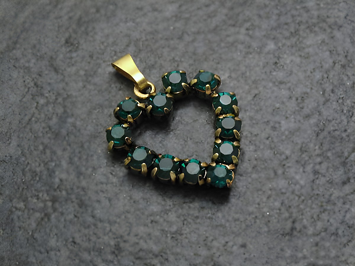 Grüner Strass Anhänger Sexy City Look in Herzform vom Hersteller Juwelier Harnisch, verziert mit funkelnden Herzen und goldfarbener Öse, ideal für eleganten Schmuck.