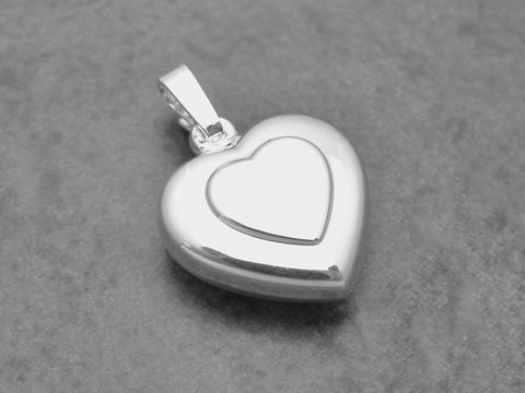 Anhänger Herz aus Sterling Silber, ansprechend und plastisch gestaltet, Hersteller Juwelier Harnisch, ideal als romantisches Geschenk oder persönliche Schmuckstück.