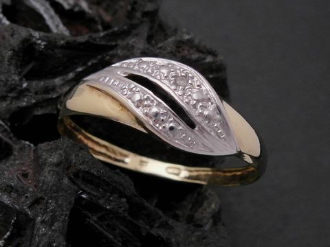 Gold Ring ausdrucksstark in Gold 333 bicolor mit Diamantdetails, eleganter Goldring in Größe 60, Hersteller Juwelier Harnisch, bis Größe 60/19.