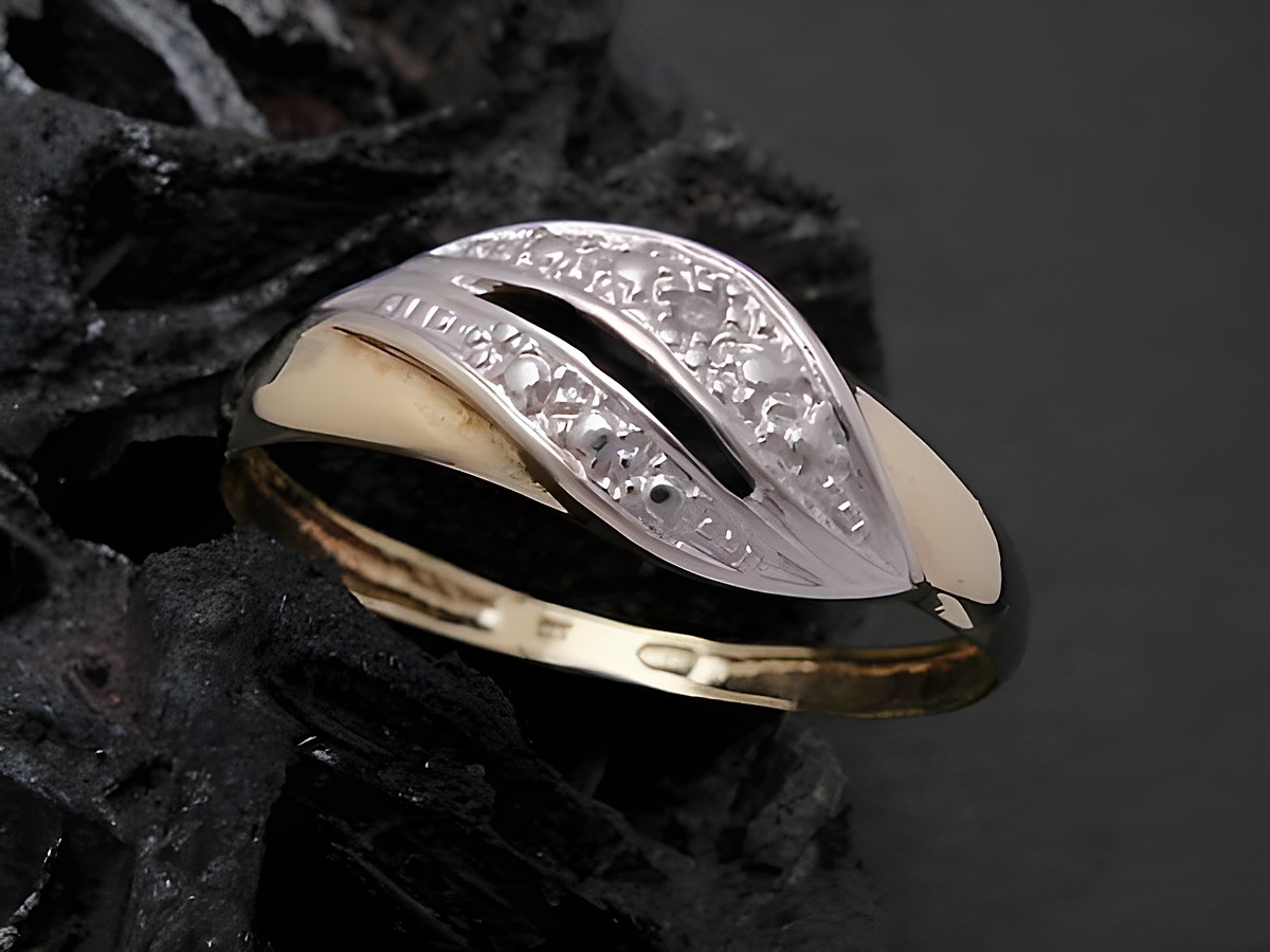 Gold Ring ausdrucksstark in Gold 333 bicolor mit Diamantdetails, eleganter Goldring in Größe 60, Hersteller Juwelier Harnisch, bis Größe 60/19.