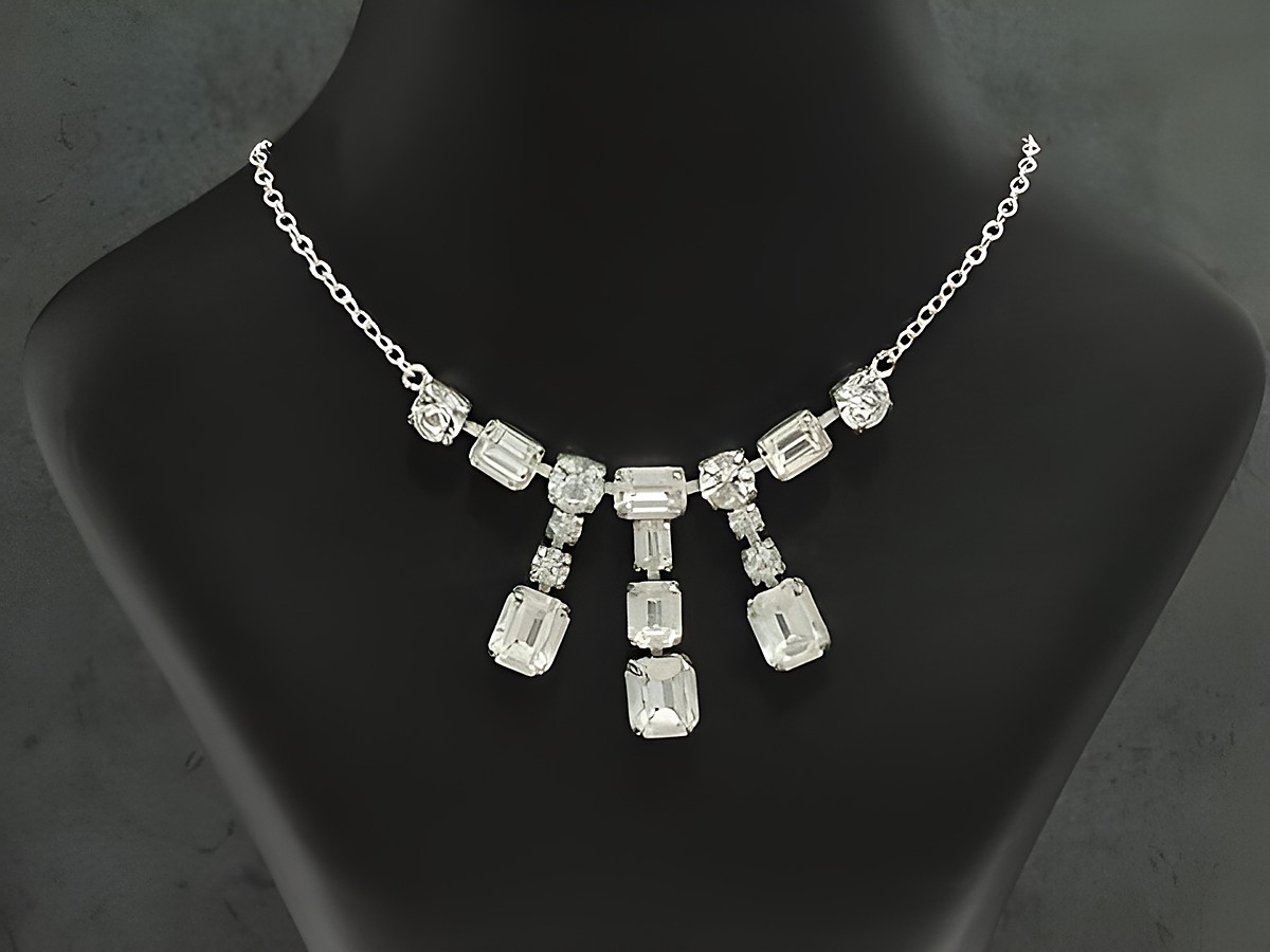 Moderne Strass Collier Kette in weiß von Juwelier Harnisch, gefertigt aus Sterling Silber mit silberfarbener Optik, Länge 38-45 cm, stilvolles Schmuckstück mit funkelnden Steinen.