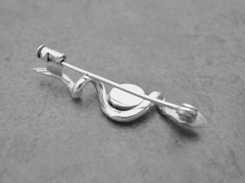 Silber Brosche in Form einer Schlange mit tierischem Design und Opal, Hersteller Juwelier Harnisch, ideale Brosche für stilvolle Akzente.