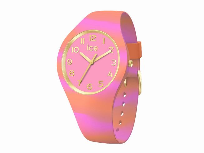 Die Ice Watch ICE tie and dye Coral in der Größe Small zeigt ein bunt gestreiftes Gehäuse in korallenfarbenen und rosa Tönen mit goldenen Ziffern und Zeigern auf einem pinken Zifferblatt.