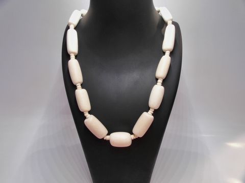Holzkette aus Zylinderformen in naturbraun, 25 mm, 60 cm lang, von Juwelier Harnisch, Schmuckstück mit elegantem Design. Ideal für stilvolle Akzente.