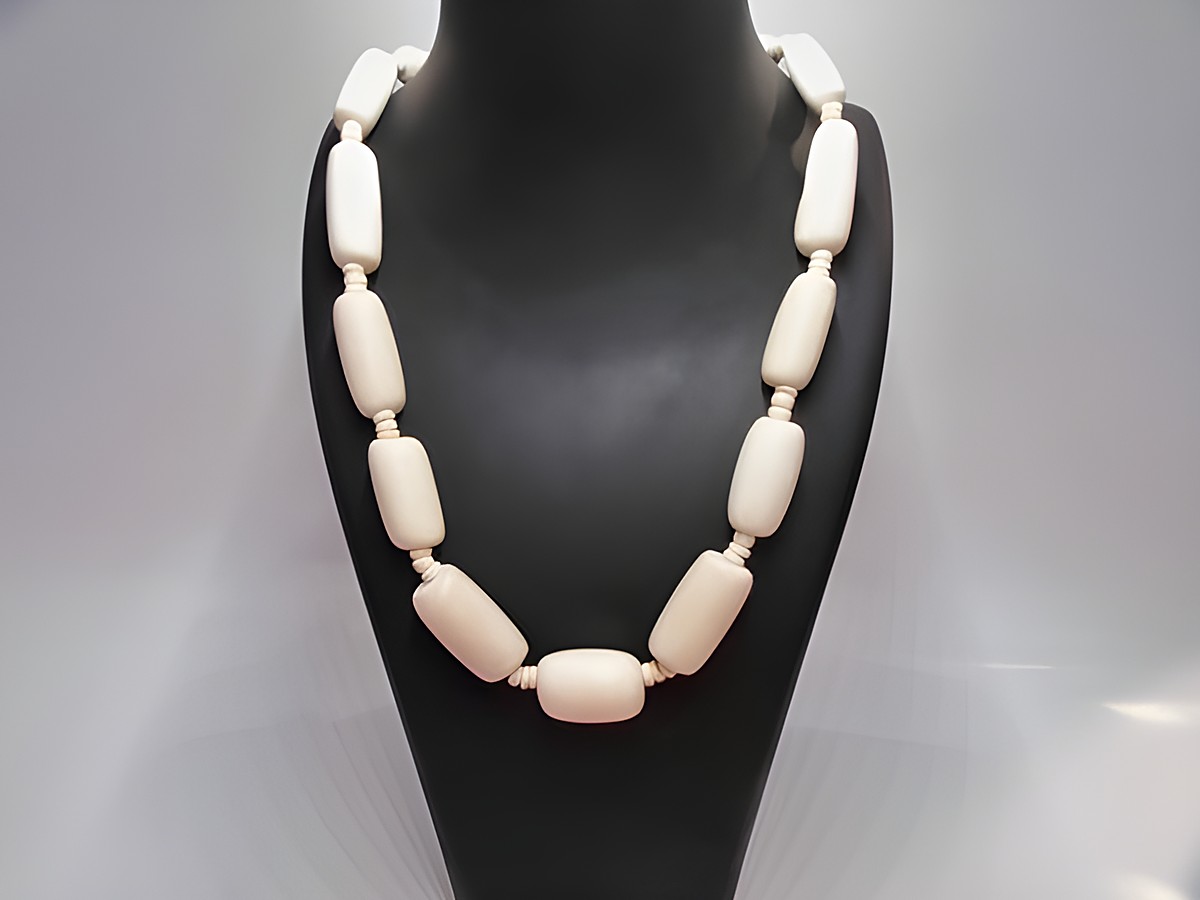 Holzkette aus Zylinderformen in naturbraun, 25 mm, 60 cm lang, von Juwelier Harnisch, Schmuckstück mit elegantem Design. Ideal für stilvolle Akzente.
