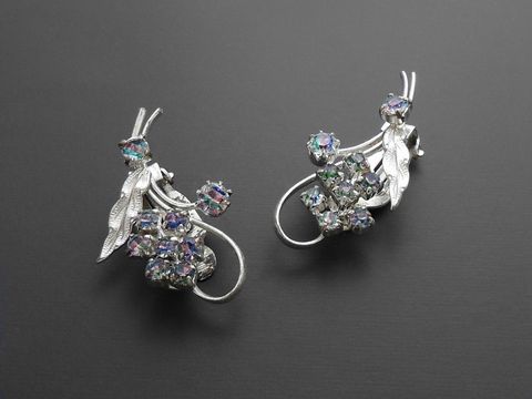 Bunte Strass Ohrclips von Juwelier Harnisch, atemberaubendes Design mit funkelnden Strasssteinen und filigranen Blattelementen, ideal für besonderen Anlässe.