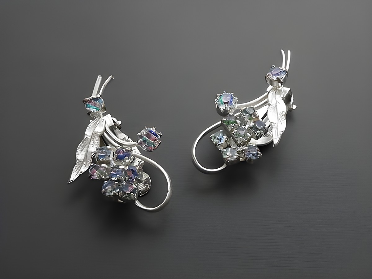 Bunte Strass Ohrclips von Juwelier Harnisch, atemberaubendes Design mit funkelnden Strasssteinen und filigranen Blattelementen, ideal für besonderen Anlässe.
